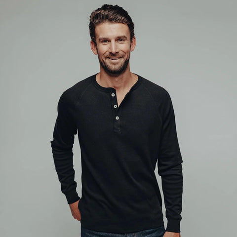 JUST A NORMAL HENLEY - BLACK